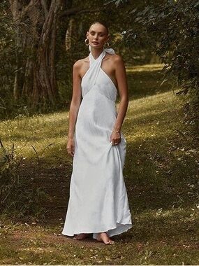 monty butter linen midi dress Muse @laurafayjackson wears the Monty Linen Midi Dress. Crafted from our signature 100% linen. Monty is designed in a creamy butter hue, in mid length and featuring a bubble